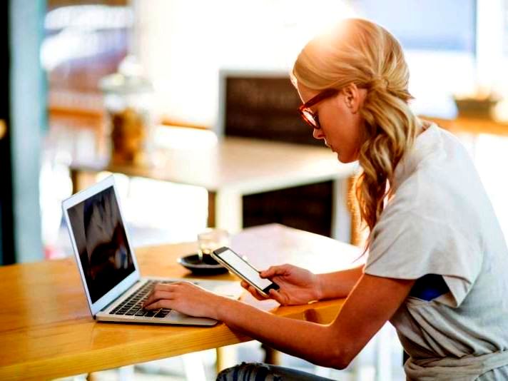 female_laptop_cofee_shop female_laptop_cofee_shop